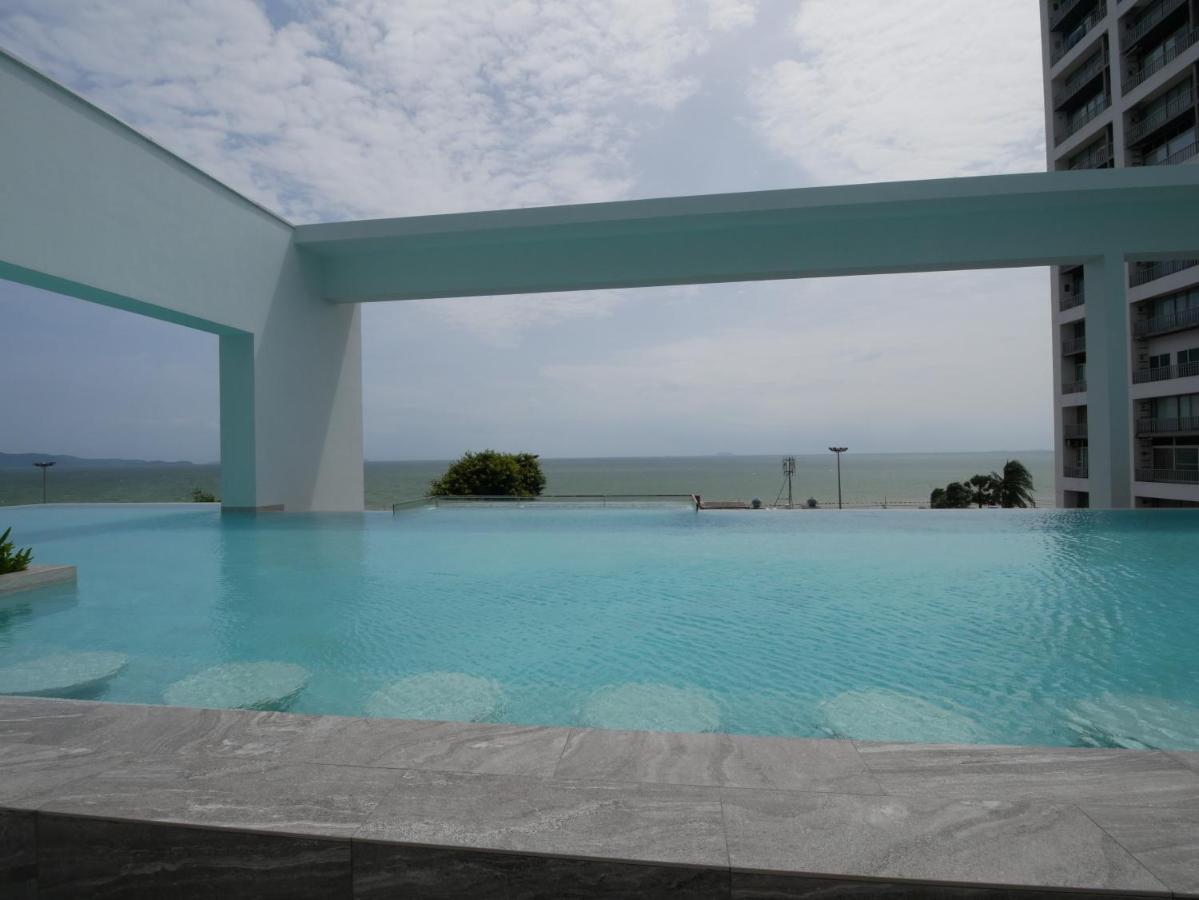 Aeras - The Ultimate Beachfront Experience Praia de Jomtien Exterior foto
